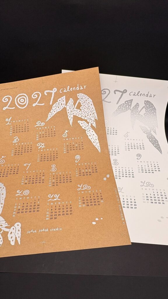 크라프트지에 은별색 실크스크린으로 제작한 2027 달력